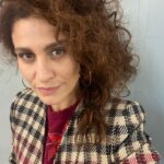 Giulia Bevilacqua Instagram – Alle prove avevamo immaginato Serena più riccia e cotonata poi abbiamo preferito che fosse più semplice, com’è lei.
I provini sono una fase importantissima per trovare il personaggio e per me è un vero spasso.
Stasera il secondo appuntamento con il #metodofenoglio su @rai1official di @cas__ale.
Mi raccomando, perché stasera si entra nel vivo della storia e sarà sempre più un crescendo di emozioni e tensione.