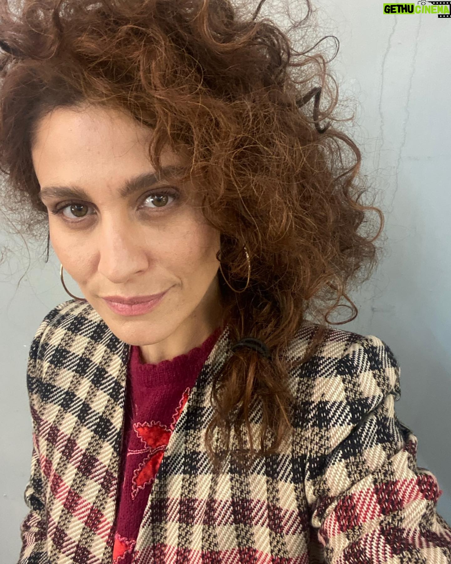 Giulia Bevilacqua Instagram - Alle prove avevamo immaginato Serena più riccia e cotonata poi abbiamo preferito che fosse più semplice, com'è lei. I provini sono una fase importantissima per trovare il personaggio e per me è un vero spasso. Stasera il secondo appuntamento con il #metodofenoglio su @rai1official di @cas__ale. Mi raccomando, perché stasera si entra nel vivo della storia e sarà sempre più un crescendo di emozioni e tensione.