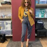 Giulia Bevilacqua Instagram – Alle prove avevamo immaginato Serena più riccia e cotonata poi abbiamo preferito che fosse più semplice, com’è lei.
I provini sono una fase importantissima per trovare il personaggio e per me è un vero spasso.
Stasera il secondo appuntamento con il #metodofenoglio su @rai1official di @cas__ale.
Mi raccomando, perché stasera si entra nel vivo della storia e sarà sempre più un crescendo di emozioni e tensione.