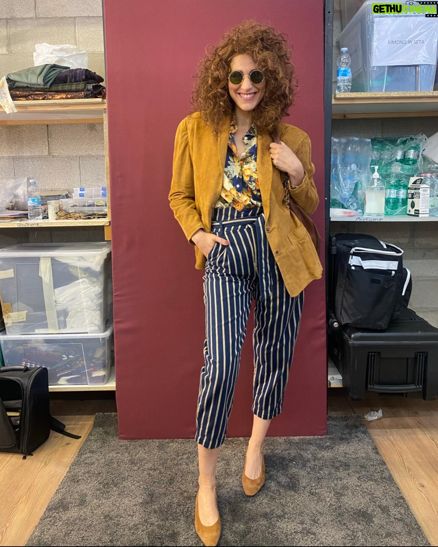 Giulia Bevilacqua Instagram - Alle prove avevamo immaginato Serena più riccia e cotonata poi abbiamo preferito che fosse più semplice, com'è lei. I provini sono una fase importantissima per trovare il personaggio e per me è un vero spasso. Stasera il secondo appuntamento con il #metodofenoglio su @rai1official di @cas__ale. Mi raccomando, perché stasera si entra nel vivo della storia e sarà sempre più un crescendo di emozioni e tensione.
