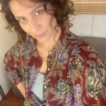Giulia Bevilacqua Instagram – Alle prove avevamo immaginato Serena più riccia e cotonata poi abbiamo preferito che fosse più semplice, com’è lei.
I provini sono una fase importantissima per trovare il personaggio e per me è un vero spasso.
Stasera il secondo appuntamento con il #metodofenoglio su @rai1official di @cas__ale.
Mi raccomando, perché stasera si entra nel vivo della storia e sarà sempre più un crescendo di emozioni e tensione.