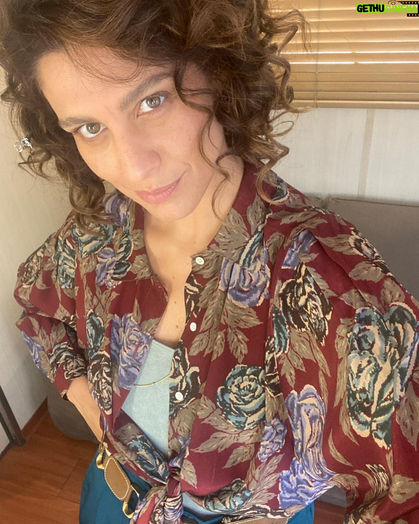 Giulia Bevilacqua Instagram - Alle prove avevamo immaginato Serena più riccia e cotonata poi abbiamo preferito che fosse più semplice, com'è lei. I provini sono una fase importantissima per trovare il personaggio e per me è un vero spasso. Stasera il secondo appuntamento con il #metodofenoglio su @rai1official di @cas__ale. Mi raccomando, perché stasera si entra nel vivo della storia e sarà sempre più un crescendo di emozioni e tensione.