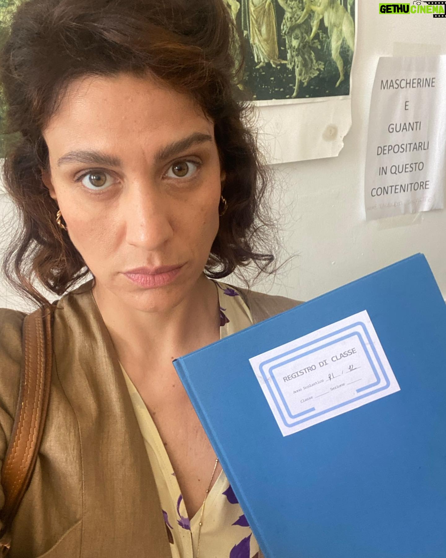 Giulia Bevilacqua Instagram - Alle prove avevamo immaginato Serena più riccia e cotonata poi abbiamo preferito che fosse più semplice, com'è lei. I provini sono una fase importantissima per trovare il personaggio e per me è un vero spasso. Stasera il secondo appuntamento con il #metodofenoglio su @rai1official di @cas__ale. Mi raccomando, perché stasera si entra nel vivo della storia e sarà sempre più un crescendo di emozioni e tensione.