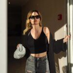 Giulia Elettra Gorietti Instagram – Oggi sto andando a Roma ed esco con uno dei miei jeans che preferisco.
SHOES @noname 
BAG @carale_handmade 
SUNGLASSES @luxottica @rayban #roundabout 
.
.
.
.
.
.
.
#outfit #bag #shoes #silver #streetstyle #actress #mommy #italian #german #portoguesa #calabria #catanzarolido #roma