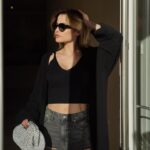 Giulia Elettra Gorietti Instagram – Oggi sto andando a Roma ed esco con uno dei miei jeans che preferisco.
SHOES @noname 
BAG @carale_handmade 
SUNGLASSES @luxottica @rayban #roundabout 
.
.
.
.
.
.
.
#outfit #bag #shoes #silver #streetstyle #actress #mommy #italian #german #portoguesa #calabria #catanzarolido #roma