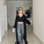 Giulia Elettra Gorietti Instagram – Oggi sto andando a Roma ed esco con uno dei miei jeans che preferisco.
SHOES @noname 
BAG @carale_handmade 
SUNGLASSES @luxottica @rayban #roundabout 
.
.
.
.
.
.
.
#outfit #bag #shoes #silver #streetstyle #actress #mommy #italian #german #portoguesa #calabria #catanzarolido #roma