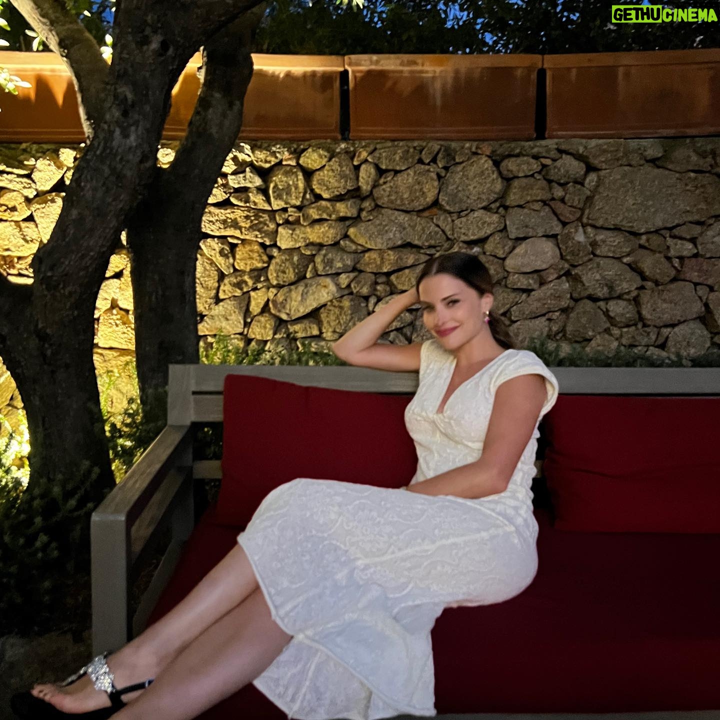 Giulia Elettra Gorietti Instagram - Violante mi ha fatto da fotografa l’ultimo giorno a cena in Sardegna🤍 . . . . . . . #churrasco #churrascaria #portocervo #sardegna #actress #italiana #tedesca #mom #italianmom