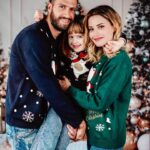 Giulia Elettra Gorietti Instagram – Buon Natale a tutti voi.
Vi auguro più che felicità stasera …la serenità.
A capodanno poi cambierò augurio.😄 
Godiamocelo e sentiamoci fortunati pensando a cosa accade altrove.
Love 
@ovspeople @ovskids 

.
.
.
.
.
.

#christmas #natale2023 #natale #natale23 #family #winter #navidad #buonnatale #mangiamoper24ore #giuliaelettrago #violante #pietroiemme9