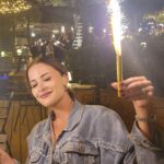 Giulia Elettra Gorietti Instagram - La felicità è desiderare quello che si ha,impreziosire ed essere grati per il bello che può uscire anche dalle tempeste.🤍 Da questa vacanza mi porto l’amore per mia figlia che conoscevo e conosco ogni giorno di più,l’affetto incondizionato per gli amici di sempre,la solidarietà femminile e il perdono verso gli altri che ci rende liberi…tanti bagni,molto sushi,i tramonti,la famiglia. #imgrategul #happy #dinner #love #friends #nightout #actress #cue #churrasqueira