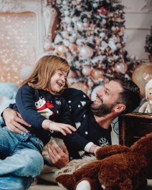 Giulia Elettra Gorietti Instagram - Buon Natale a tutti voi.
Vi auguro più che felicità stasera …la serenità.
A capodanno poi cambierò augurio.😄 
Godiamocelo e sentiamoci fortunati pensando a cosa accade altrove.
Love 
@ovspeople @ovskids 

.
.
.
.
.
.

#christmas #natale2023 #natale #natale23 #family #winter #navidad #buonnatale #mangiamoper24ore #giuliaelettrago #violante #pietroiemme9