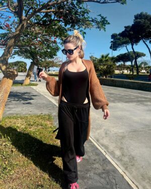 Giulia Elettra Gorietti Instagram - La mia domenica ☀️ 
.
.
.
.
.
.
#domingo #domenica #mom #walking #soverato #calabria #primavera #spring #cljdsneakers #cljd  #gift #ameliemilano