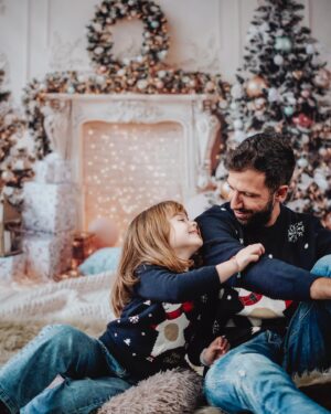 Giulia Elettra Gorietti Instagram - Buon Natale a tutti voi.
Vi auguro più che felicità stasera …la serenità.
A capodanno poi cambierò augurio.😄 
Godiamocelo e sentiamoci fortunati pensando a cosa accade altrove.
Love 
@ovspeople @ovskids 

.
.
.
.
.
.

#christmas #natale2023 #natale #natale23 #family #winter #navidad #buonnatale #mangiamoper24ore #giuliaelettrago #violante #pietroiemme9