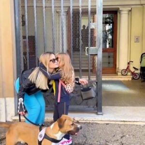 Giulia Elettra Gorietti Instagram - Le giornate con i nostri bambini sono sempre piene di gioia, ma con i primi freddi possono arrivare malanni di stagione e infezioni delle vie respiratorie. Ecco allora un consiglio per difendere bambini e genitori dai batteri cattivi: un rituale serale da seguire per il benessere di tutta la famiglia

#nostrofiglio #Bactoblis #microbiotaorale #difeseimmunitarie #florabatterica #consiglipergenitori #pertuttalafamiglia #benessere #vierespiratorie