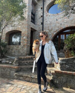 Giulia Elettra Gorietti Instagram - Pasquetta in fattoria 🫏 🐷 🍲 
.
.
.
.
.
.
#pasquetta #fattoria #farm #girls #easter #italianeaster #animals #silver #jacket #friends