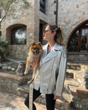 Giulia Elettra Gorietti Instagram - Pasquetta in fattoria 🫏 🐷 🍲 
.
.
.
.
.
.
#pasquetta #fattoria #farm #girls #easter #italianeaster #animals #silver #jacket #friends