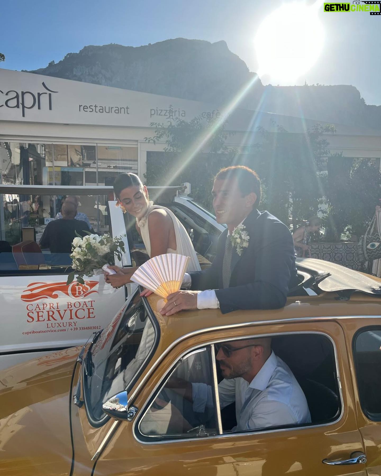 Giulia Elettra Gorietti Instagram - CAPRI Nulla é più bello di un matrimonio che celebra un VERO amore. É stato emozionante. Allegra e Tommaso ♥️ . . . . . . . #wedding #capri #allietommi #friends #happiness #italianwedding #matrimonioitaliano #isoladicapri