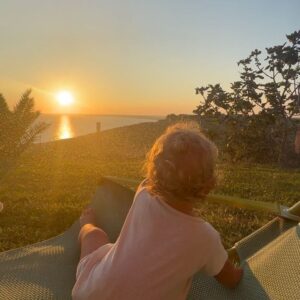 Giusy Buscemi Instagram - Dal Rullino dell’estate 1. Il regalo più grande é sempre il tempo insieme 2. Primo e ultimo momento di lettura estiva (👧🏼🧒🏼👶🏼) 3. La griglia Michelin* 4. Tramonto dentro al tramonto 5. Viaggiare per la Meta