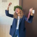 Giusy Buscemi Instagram - Una triennale in 10 anni non è un grande traguardo. Eppure io non sono mai stata così felice come oggi, che si chiude un cerchio importante della vita. A tutte le volte che ho pensato di mollare, a tutta la vita che é passata tra un esame e l’altro, alle volte che andava bene anche se non era il voto che avevo immaginato, perché alla fine la cosa più importante è quello che è rimasto. Grazie Sapienza,mi hai insegnato tante cose, forse più su di me che sul mondo. Avevo iniziato solo per prendere questo pezzo di carta e poi ho capito, strada facendo, che era molto di più… era gioia di Sapere, incontri di vite, perseveranza, amore per i propri limiti e ancora tanta perseveranza.