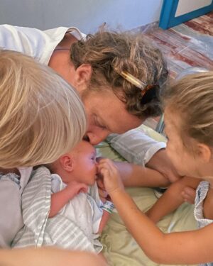 Giusy Buscemi Instagram - Con grande gioia vi annunciamo che il 31 luglio, alle 23:00 é venuto alla luce Elia Maria Michelini!!! Che Dono immenso la Vita! 
E quante emozioni! 
I fratelli sono super felici.. 
Da adesso partono giornate di latte, coccole e notti in bianco! 🙈🥰🙉