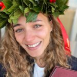 Giusy Buscemi Instagram - Una triennale in 10 anni non è un grande traguardo. Eppure io non sono mai stata così felice come oggi, che si chiude un cerchio importante della vita. A tutte le volte che ho pensato di mollare, a tutta la vita che é passata tra un esame e l’altro, alle volte che andava bene anche se non era il voto che avevo immaginato, perché alla fine la cosa più importante è quello che è rimasto. Grazie Sapienza,mi hai insegnato tante cose, forse più su di me che sul mondo. Avevo iniziato solo per prendere questo pezzo di carta e poi ho capito, strada facendo, che era molto di più… era gioia di Sapere, incontri di vite, perseveranza, amore per i propri limiti e ancora tanta perseveranza.