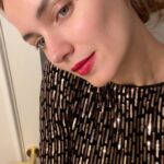Giusy Buscemi Instagram – Non so come fanno gli altri con bellissimi album fotografici di questi giorni, ma questa è l’unica specie di foto che sono riuscita a fare io! 😂😅. Buon tempo di Natale e auguri per l’anno nuovo e per la vita (che sia sempre nuova anche quella) ♥️💫 #merrychristmas #happynewyear #rossettosbavato