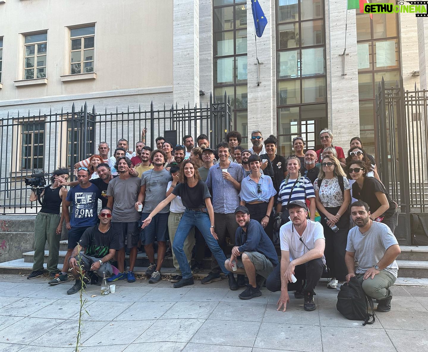 Giusy Buscemi Instagram - Questa settimana si sono concluse le riprese di un progetto al quale tengo tantissimo! La storia di Vanina Guarrasi, vicequestore di Palermo e trasferita alla Omicidi di Catania E della sua bellissima, strepitosissima Squadra! La serie é tratta dai gialli di @cristinacassarscalia , e se siete tra i pochi a non averli ancora letti, vi consiglio questa bellissima lettura estiva prima della messa in onda! Grazie a tutti! Ci abbiamo messo il cuore. A presto, non vedo l’ora! @palomarproduction @davidemarengo12 ♥️ @fiction_mediaset @moviement_agenzia -L’Ultimo video, é uno scherzo di fine film che mi hanno fatto, ma presto vi racconterò 🤣