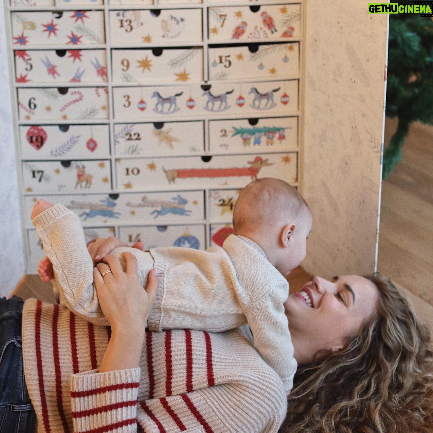 Giusy Buscemi Instagram - Calendario dell’avvento quasi finito, ma secondo voi é più bella l’attesa o il giorno di Festa? @emporioarmani #emporioarmanijunior #ad