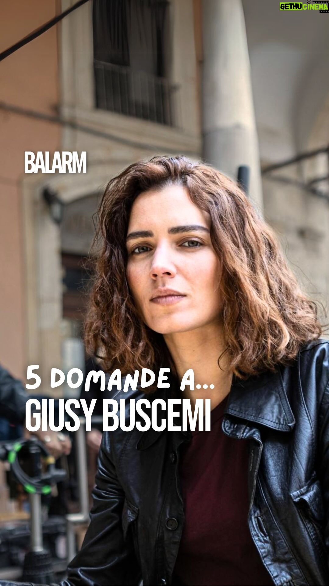 Giusy Buscemi Instagram - Solare, intraprendente e siciliana. Conosciuta da molti amanti delle fiction RAI per il ruolo di Teresa Iorio ne “Il Paradiso delle Signore” e nel cast di “Un passo dal cielo 6” adesso è “Vanina”. Dal suo luogo del cuore al proverbio siciliano preferito @giusybuscemii (Vanina) ci racconta di sé in una video intervista esclusiva! Dal 2012, anno in cui è stata eletta Miss Italia, l’attrice Menfitana ne ha fatta di strada, diretta dal suo carattere e dalla sua apertura alle occasioni della vita, non avendo fin da subito chiaro che il suo futuro fosse nel mondo del cinema. Una vita tra la campagna siciliana e il set, oggi l’ex reginetta ha fatto “grandi cose” come sognava da bambina. Una fra tante coniugare la sua carriera da attrice e modella con ben tre gravidanze. #balarm #vanina #catania #mediaet #giusybuscemi #canale5 #serietv