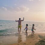 Giusy Buscemi Instagram – Sono arrivate le ultime settimane di attesa… quelle più lunghe, quelle che sembra non finiscano mai… 
Ogni tanto chi mi vede da fuori mi dice “certo che questa gravidanza é proprio volata!” 
Eppure, io ne ho sentito ogni singolo giorno… spesso con gioia, entusiasmo ma a volte anche con qualche fatica, fisica e non… 
Poi però, ad un certo punto mi fermo. 
E guardo loro. 
E Come in questa foto li vedo danzare, nel mare della vita, e non fermarsi mai… e sono grata della strada, delle gioie ma Anche delle fatiche. 

É bello produrre dei frutti. Tutti noi, quando viviamo nella pienezza della vita ne produciamo. Solo che a volte ce ne dimentichiamo. E allora ogni tanto é bello fermarsi. Fare memoria. E stare lì, semplicemente a guardare.