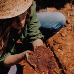 Giusy Buscemi Instagram - Presto vi racconterò di un progetto al quale sono particolarmente affezionata… Coltivato nella mia Amata Terra,la Sicilia. É come se fosse un quarto figlio, solo che questa gravidanza dura un po’ di più! Nella seconda foto l’indizio.. di quale frutto é questo fiore?