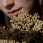 Giusy Buscemi Instagram - Presto vi racconterò di un progetto al quale sono particolarmente affezionata… Coltivato nella mia Amata Terra,la Sicilia. É come se fosse un quarto figlio, solo che questa gravidanza dura un po’ di più! Nella seconda foto l’indizio.. di quale frutto é questo fiore?