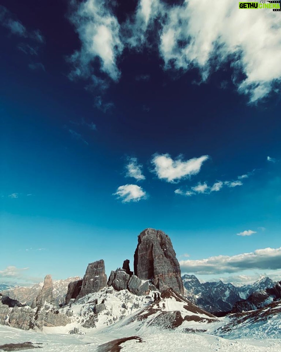 Giusy Buscemi Instagram - Noi ci vediamo dal 30 marzo su Rai1… ma intanto sono venuta a salutarvi anche con la Neve 🤍 #dolomiti #unpassodalcielo