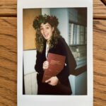 Giusy Buscemi Instagram – Una triennale in 10 anni non è un grande traguardo. Eppure io non sono mai stata così felice come oggi, che si chiude un cerchio importante della vita. 
A tutte le volte che ho pensato di mollare, a tutta la vita che é passata tra un esame e l’altro, alle volte che andava bene anche se non era il voto che avevo immaginato, perché alla fine la cosa più importante è quello che è rimasto.
 
Grazie Sapienza,mi hai insegnato tante cose, forse più su di me che sul mondo. 
Avevo iniziato solo per prendere questo pezzo di carta e poi ho capito, strada facendo, che era molto di più… era gioia di Sapere, incontri di vite, perseveranza, amore per i propri limiti e ancora tanta perseveranza.