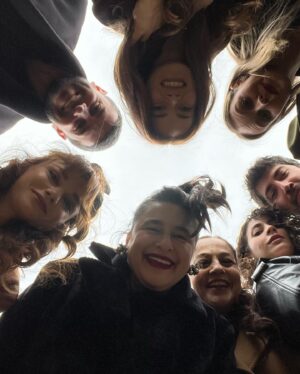 Gizem Ünsal Instagram - Ağlamıyorum gözüme toz kaçtı 🥹

İyi ki ♥️ 
@seraykaya @azraaksu___ @brkokty23 @berankotan @sureyyakilimci @acikgoztugce @seymakorkmaz @altan_erkekli @binnurserbetcioglu @asumankostak @guneshayat #yildizkultur @armaganoguz @nailkirmizigul #emrekabakusak @elifeakarsu @dnzcancelik @ayazzkubra @okanergan @serhaterin ve bütün bunları mümkün kılan şahane ekibimiz ♥️
Ayrıca @atvturkiye @ngmediatv 
♥️
 Veeee en çok da bizi yalnız bırakmayan siz canım seyircilerimiz ♥️