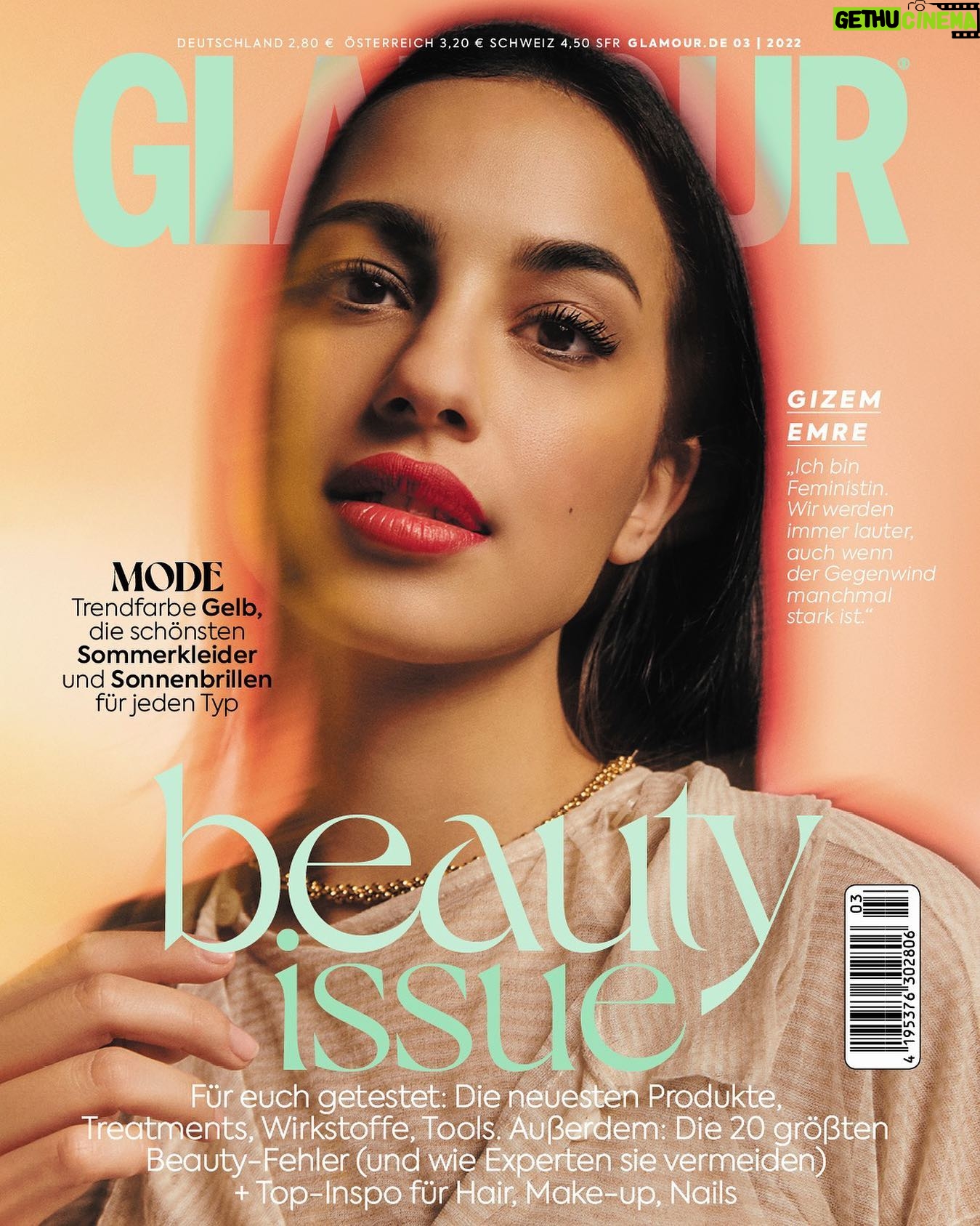 Gizem Emre Instagram - Die neue GLAMOUR mit Schauspielerin und Unternehmerin @gizem_xe ist jetzt im Handel erhältlich! 💖 Im Interview spricht sie mit uns über Feminismus und die Kraft des Mainstreams – jetzt im Link in der Bio! ✨ Außerdem in unserer #beautyissue: Die neuesten Produkte, Treatments, Wirkstoffe und Tools im Test und die schönsten Sommerkleider und Sonnenbrillen für jeden Typ ☀️ Fotograf: Rakuto Makino @rakutomakino Assistenz: Jan Tauber @jbt_production Styling: Madeline Dangmann @iammadelined Styling Assistenz: Kassandra Schneider @kassventurous Make-Up: Sabrina Reuschl @sabrina.reuschl Hair Artist: Alexander Hofmann @iamalexanderhofmann …beide mit Produkten von @lorealparis Produktion: Melanie Paukner @melaniepaukner, Francisca Walderdorff Producer: Jakob Schmitt @papergum Interview: Elisabeth Krainer @elisabethkrnr Social Media: Meryem Sener @meryspunkt Gizem Emre trägt ein gelayertes Kleid von @acnestudios und eine Kette von @alighieri_jewellery.