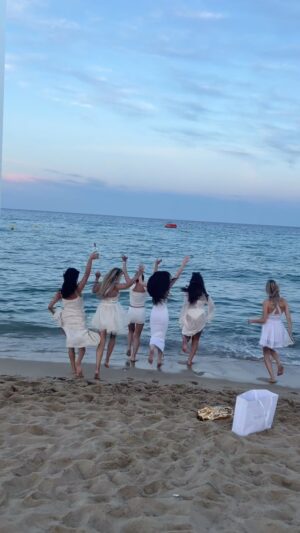 Gizem Emre Instagram - 🤍🕊️SEA LA VIE @dr.emi @milena.karl @mandybork @gizem_xe @sophievize @farinaopoku