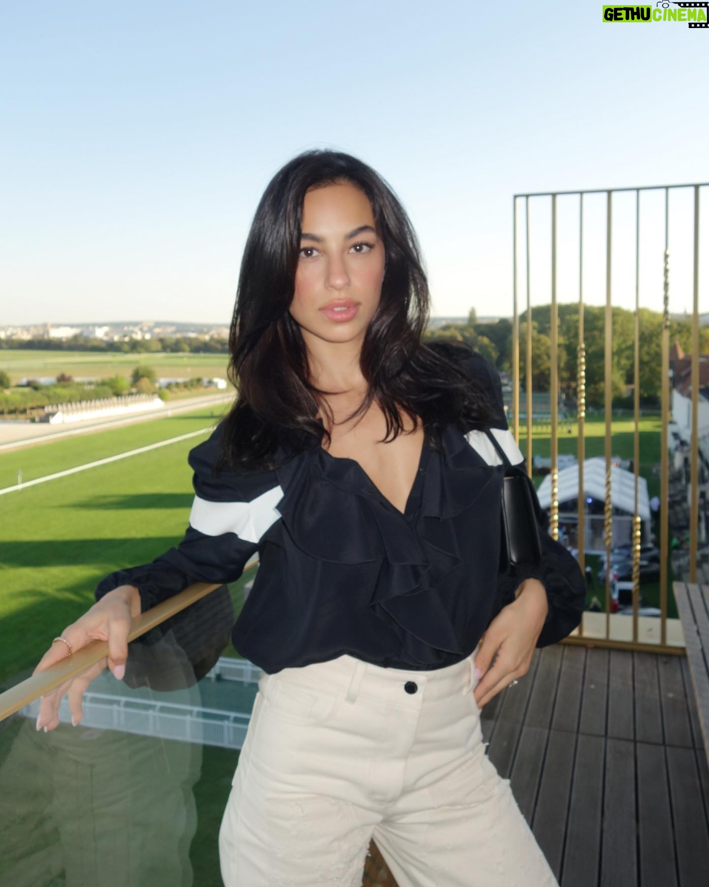 Gizem Emre Instagram - At the Races with @longchamp in Paris. Can’t wait for the next rendezvous #LongchampBoxTrot #ad