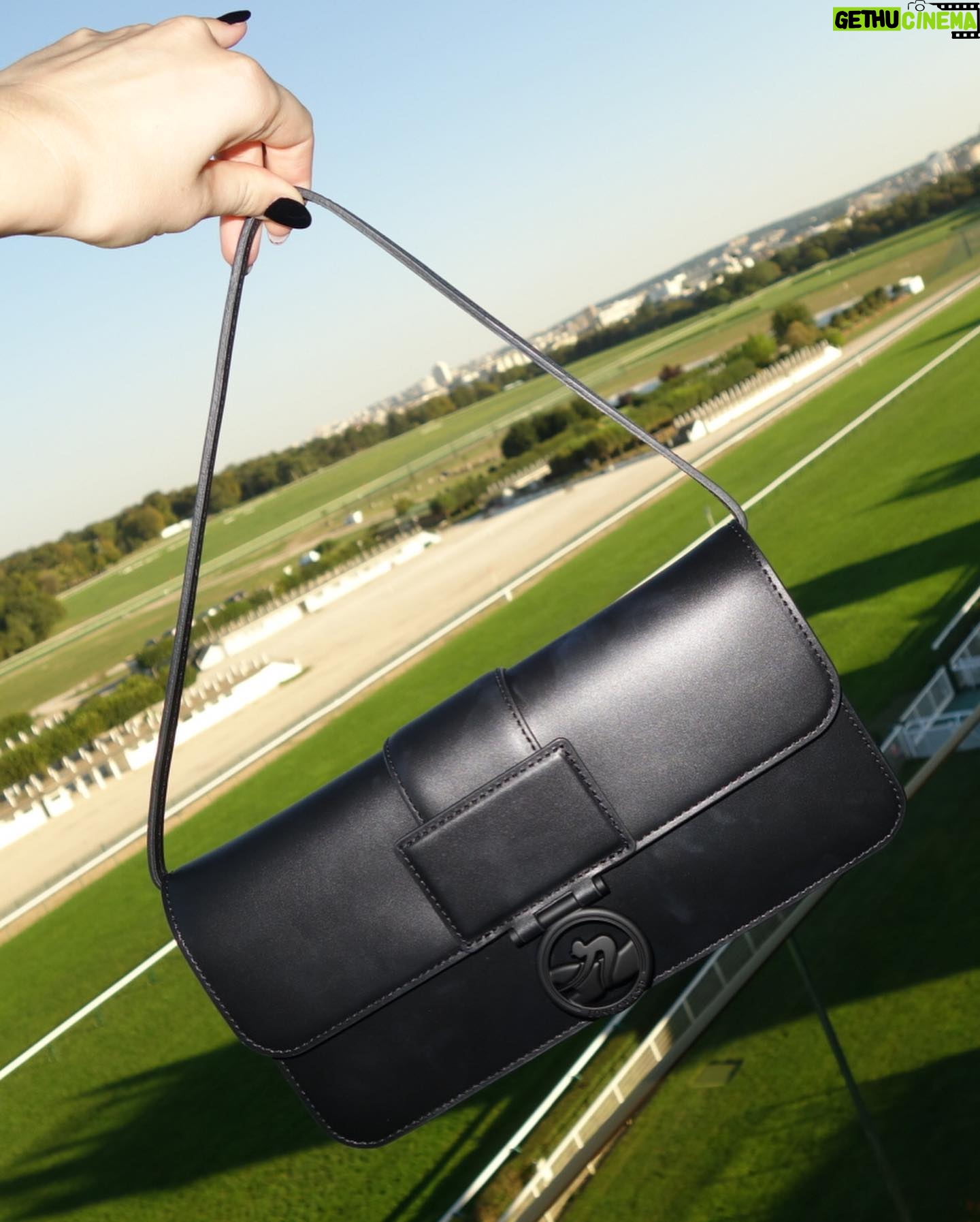 Gizem Emre Instagram - At the Races with @longchamp in Paris. Can’t wait for the next rendezvous #LongchampBoxTrot #ad