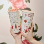 Gladys Tsai Instagram - 像我這種無手搖飲不歡的女子 一定要大推我最近發現的新歡😍 不誇張我真的吸管插下去喝了兩口， 就馬上再加點一杯打算帶回家晚上喝🤣 保證一試上癮的神品就是✨先喝道 硬頸乳茶✨ 它是台灣第一支客家奶茶 代表了擇善固執做自己的硬頸客家精神 但是裡面獨家研發的麻粿超軟Q 我真的是被大大驚艷到！！！ 融合了客家的「七霸」與「粉粄」 也就是麻糬和粉粿的雙重口感～ 有麻糬的香甜鬆軟綿密， 又兼具粉粿的 Q 彈爽口滑順 尾韻更自帶香濃馥郁的黑糖與麥芽香氣， 之前完全沒吃過這麼好吃的配料！ 另外茶湯的部份，有時候喝奶茶容易膩 可是硬頸乳茶是以輕焙穀麥茶為基底 喝起來奶香馥郁帶著清爽茶香 重點是無咖啡因，失眠的朋友也可以放心喝 因為麻粿已經有甜度了， 所以我建議大家點兩分糖微冰是完美比例😆 @tao.tao.tea 添加生活中的小確幸 #先喝道 #古典玫瑰園 #摘星好茶 #下班後來一杯 #咀嚼控的最愛 #硬頸乳茶#小確幸#有喝到新品tag我 #tea#life#haapy #taichung