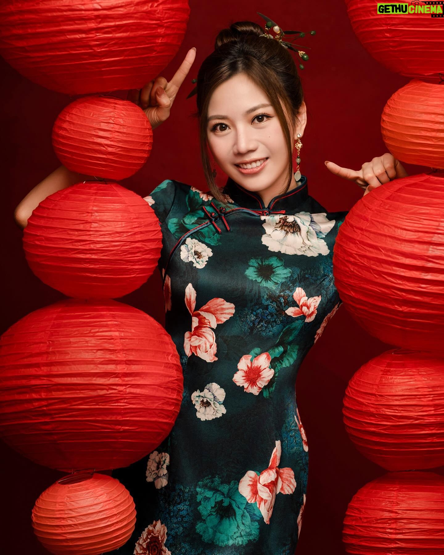 Gladys Tsai - 11K Likes - 除夕夜🧧最愛的人都在身邊
要來去準備做年夜飯啦~
#你家年夜飯桌上一定會有啥
#我家是火鍋烏魚子臘腸飯
#還要去提款包紅包
#你們覺得我該包多少😆
💄 @yunnietang_makeup
📷 @artizstudio.tw
#love #life #work #holiday #new #newyear #chinesenewyear #cosplay #dress #family
#生活 #日常 #新年 #春節 #紅包 #除夕 #除夕夜 #團圓 #圍爐 #家 #旗袍