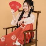 Gladys Tsai Instagram - 小年夜來發紅包囉🧧 第一次古裝造型好像還行～ 完全過了把想演古裝劇的乾癮🥰 祝福大家新的一年 龍光煥發 好運龍來 龍賺大錢🐉 #像哪個古裝人物 💄 @yunnietang_makeup 📷 @artizstudio.tw #love #life #work #holiday #new #newyear #chinesenewyear #cosplay #dress #生活 #日常 #新年 #春節 #紅包 #古裝 #漢服