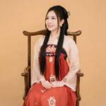 Gladys Tsai Instagram - 小年夜來發紅包囉🧧 第一次古裝造型好像還行～ 完全過了把想演古裝劇的乾癮🥰 祝福大家新的一年 龍光煥發 好運龍來 龍賺大錢🐉 #像哪個古裝人物 💄 @yunnietang_makeup 📷 @artizstudio.tw #love #life #work #holiday #new #newyear #chinesenewyear #cosplay #dress #生活 #日常 #新年 #春節 #紅包 #古裝 #漢服