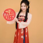 Gladys Tsai Instagram - 小年夜來發紅包囉🧧 第一次古裝造型好像還行～ 完全過了把想演古裝劇的乾癮🥰 祝福大家新的一年 龍光煥發 好運龍來 龍賺大錢🐉 #像哪個古裝人物 💄 @yunnietang_makeup 📷 @artizstudio.tw #love #life #work #holiday #new #newyear #chinesenewyear #cosplay #dress #生活 #日常 #新年 #春節 #紅包 #古裝 #漢服