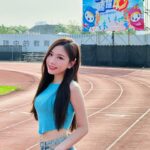 Gladys Tsai Instagram - 主持矽品四十週年運動家庭日☀️ 頂著32度的艷陽被大家的熱情融化～ 好多爸爸媽媽帶著小朋友來相認 「她就是你最喜歡看的蔡主秘阿！」 是不是要穿星攻略招牌小洋裝比較好認😆 #回家曬傷但心是熱的 #love #life #lifestyle #host #mc #sport #ootd #cute #工作 #生活 #日常 #主持 #主持人 #運動 #家庭日