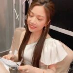 Gladys Tsai Instagram - 主持MG汽車表揚大會🎤 終於和超久不見的情歌王子勢安同台啦！ 再拚一週就要過春節啦～～ 感恩每個工作上幫助我一起合作的夥伴們🥰 💄 @yunnietang_makeup #love #life #work #ceremony #singer #dress #mc #host #car #生活 #工作 #日常 #主持 #主持人 #典禮