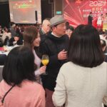 Gladys Tsai Instagram - 東森電視尾牙🥂 星攻略主委主秘聯手送紅包囉🧧 除了和好多節目主持人相見歡 還看到好多以前當主播時期的老同事 真的好想念大家 還有跟我情同兄妹的攝影神搭檔🥹 #love #life #work #yearendparty #party #friends #生活 #工作 #日常 #尾牙 #朋友