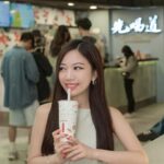 Gladys Tsai Instagram – 像我這種無手搖飲不歡的女子
一定要大推我最近發現的新歡😍
不誇張我真的吸管插下去喝了兩口，
就馬上再加點一杯打算帶回家晚上喝🤣
保證一試上癮的神品就是✨先喝道 硬頸乳茶✨
它是台灣第一支客家奶茶
代表了擇善固執做自己的硬頸客家精神
但是裡面獨家研發的麻粿超軟Q
我真的是被大大驚艷到！！！
融合了客家的「七霸」與「粉粄」
也就是麻糬和粉粿的雙重口感～
有麻糬的香甜鬆軟綿密，
又兼具粉粿的 Q 彈爽口滑順
尾韻更自帶香濃馥郁的黑糖與麥芽香氣，
之前完全沒吃過這麼好吃的配料！

另外茶湯的部份，有時候喝奶茶容易膩
可是硬頸乳茶是以輕焙穀麥茶為基底
喝起來奶香馥郁帶著清爽茶香
重點是無咖啡因，失眠的朋友也可以放心喝
因為麻粿已經有甜度了，
所以我建議大家點兩分糖微冰是完美比例😆

@tao.tao.tea 添加生活中的小確幸

#先喝道 #古典玫瑰園 #摘星好茶 #下班後來一杯 #咀嚼控的最愛 #硬頸乳茶#小確幸#有喝到新品tag我
#tea#life#haapy
#taichung