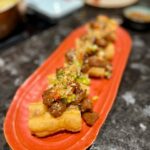 Gladys Tsai Instagram - 這裡應該是全台最美火鍋吧！！ 國際建築大師隈研吾全台唯一跨海操刀設計 幫大家科普一下，Google後才知道他是被《TIME》選為年度百位最具影響力人物（原地嚇瘋） 去過不少回香港大吃大喝後，一直想在台灣找夠道地兼具環境舒適又適合聚會/請客的港式火鍋。 忠泰集團旗下的高檔粵式火鍋餐飲品牌「明粵 Ming Yuet」正中我心，終於有緣來踩點❤️ 這家很可以☑️ 當天吃完當下是直接加入台北美食清單，除了鍋物是重點，套餐裡的富貴炒飯也神好吃😋 下次要再來吃吃看午間套餐 📌 明粵 Ming Yuet 地址：台北市中山區樂群三路200號5樓（忠泰樂生活） 套餐價位：午餐約$1500-2000/人、晚餐約$2000-3000/人 W/ @hsuanliu0103 @shiny_0503 @gladys.tsai @cathyshyu