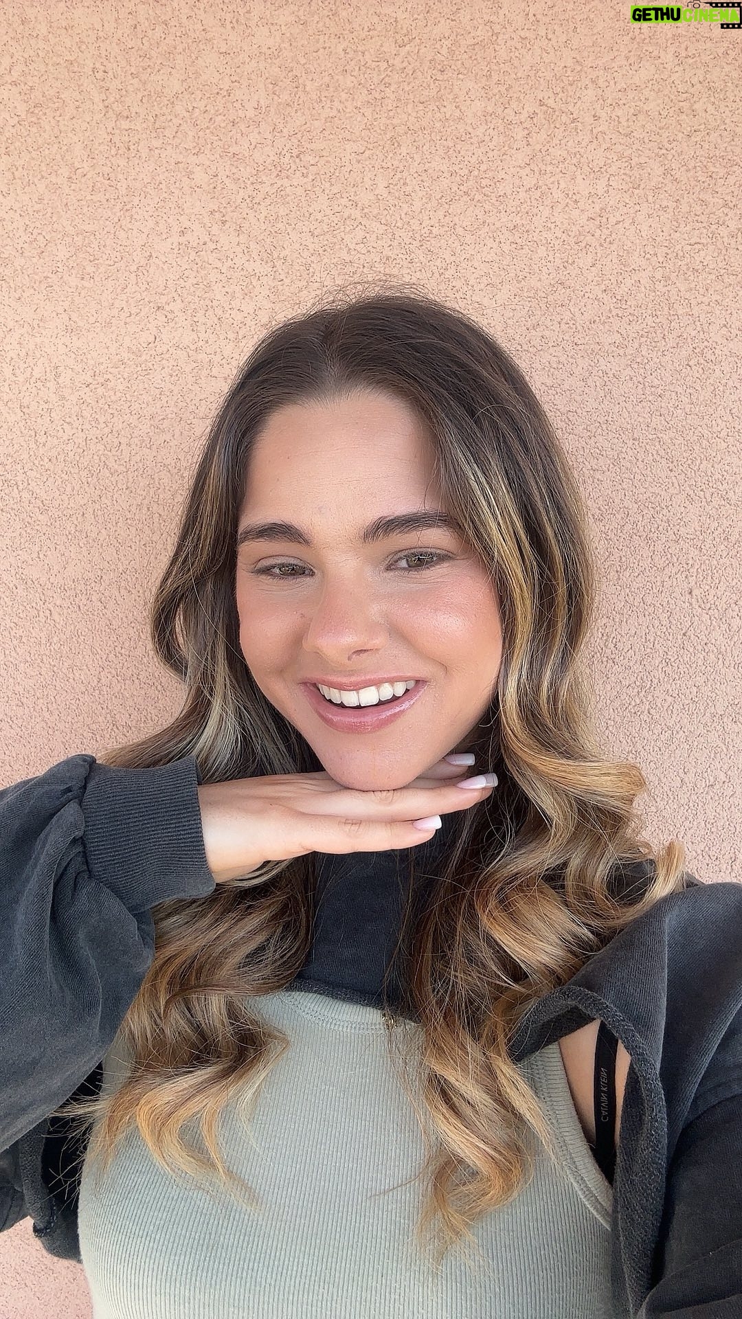 Glenda Resta Instagram - Questi prodotti low-cost sono da avere assolutamente! Già so che mi accompagneranno per tutta l’estate 😍 @debbymakeup #DebbyMakeUp #GirlsKnowWhy #sunEXPERIENCE #glowPERFECTHIGHLIGHTER #adv