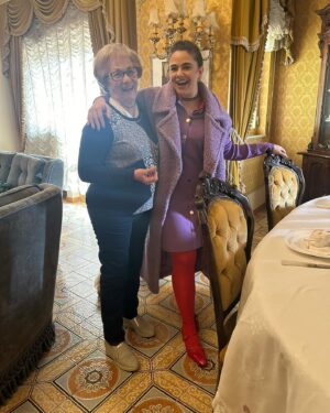 Glenda Resta Instagram - Buona Pasqua 🐣 oggi sono tornata in famiglia! Mi sono vestita super colorata per compensare dato che sono riuscita a portare anche qui il cielo grigio 💀 che fate oggi di bello? Vi leggo 💓💓💓☀️